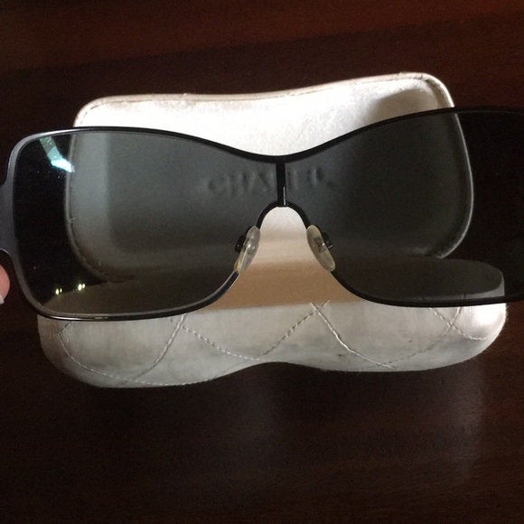 Chanel pearl sunglasses - Picture 5 of 5